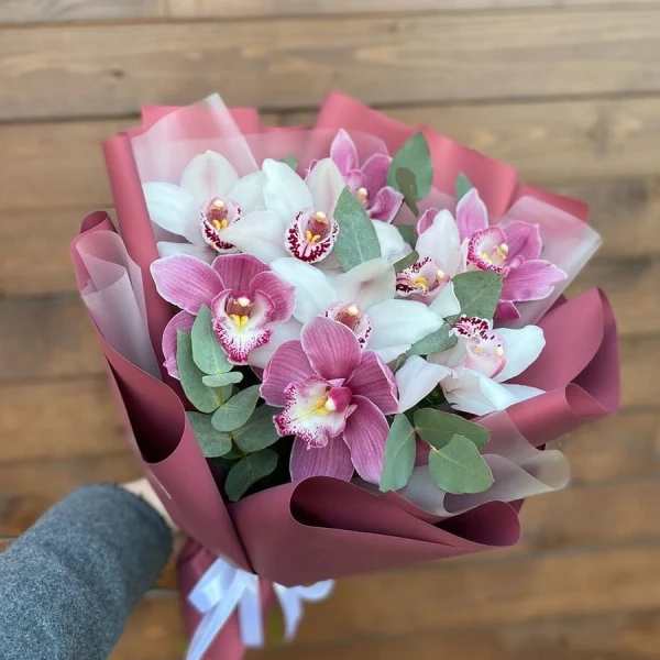 Букет "Eloise" — Букет "Eloise" — монобукет из орхидей с выразительным акцентом на одном виде цветов.
